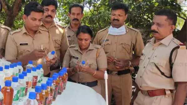 കണ്ടാല് നല്ല ഒന്നാന്തരം സാനിറ്റൈസര്; അടപ്പുതുറന്ന് നോക്കിയപ്പോള് കണ്ടത്!