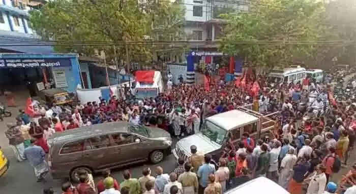 'നേതാക്കളെ പാര്ടി തിരുത്തും, പാര്ടിയെ ജനംതിരുത്തും' എന്ന് മുദ്രാവാക്യം; കേരള കോണ്ഗ്രസിന് (M) സീറ്റ് നല്കിയതിനെതിരെ കുറ്റ്യാടിയില് വീണ്ടും സിപിഎം പ്രവര്ത്തകരുടെ കൂറ്റന് പരസ്യ പ്രതിഷേധം; പ്രകടനം നടത്തുന്നത് 100 കണക്കിന് പ്രവര്ത്തകര്