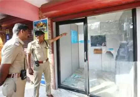 തിരുവനന്തപുരത്ത് എ ടി എം മെഷീന് തകര്ത്ത നിലയില്