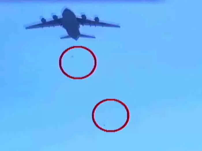 കാബൂളില് യുഎസ് വിമാനത്തിന്റെ ചിറകില് പിടിച്ചുകിടന്നു രക്ഷപ്പെടാന് ശ്രമിക്കുന്നതിനിടെ 2 പേര് താഴേക്ക് വീണ് മരിച്ചു; സംഭവത്തിന്റെ ദയനീയ വിഡിയോ പുറത്ത്