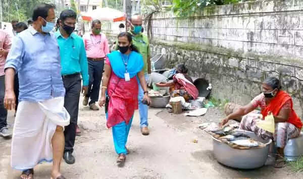 മത്സ്യവില്പ്പനക്കാരന് കൊറോണ; മാര്ക്കറ്റിലെത്തിയ തിരുവനന്തപുരം മേയര് നിരീക്ഷണത്തിലാകുമോ?