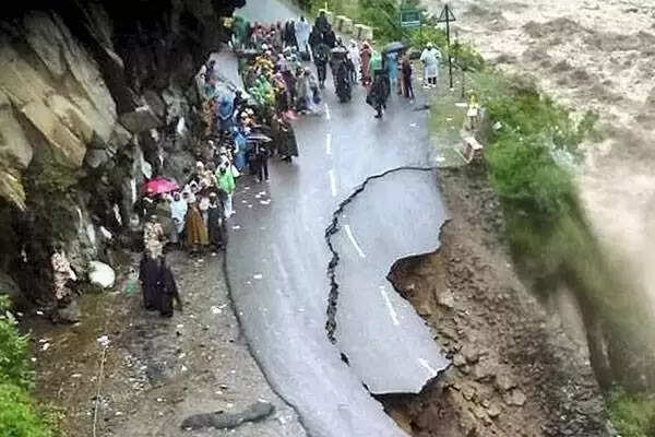ഉത്തരാഖണ്ഡില് കനത്ത മഴ; മണ്ണിടിഞ്ഞ് 5 മരണം