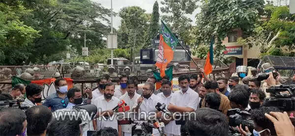 യുവമോര്ച്ച കണ്ണൂര് കലക്ടറേറ്റ് മാര്ച്ചില് സംഘര്ഷം: പൊലീസ് ജലപീരങ്കി പ്രയോഗിച്ചു