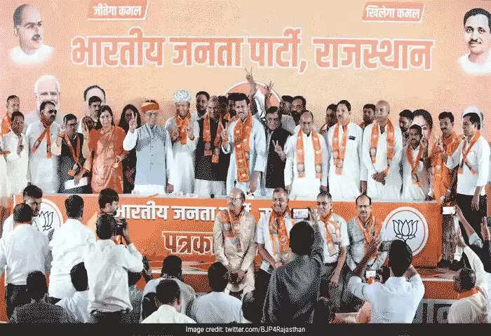 BJP | രാജസ്താനില് തിരഞ്ഞെടുപ്പിന് ദിവസങ്ങള് മാത്രം; കോണ്ഗ്രസിന് ശക്തമായ തിരിച്ചടി നല്കി വീണ്ടും പ്രവര്ത്തകരുടെ കൊഴിഞ്ഞുപോക്ക്; മുന് മന്ത്രിയും എം എല് എയും ബിജെപിയില് ചേര്ന്നു