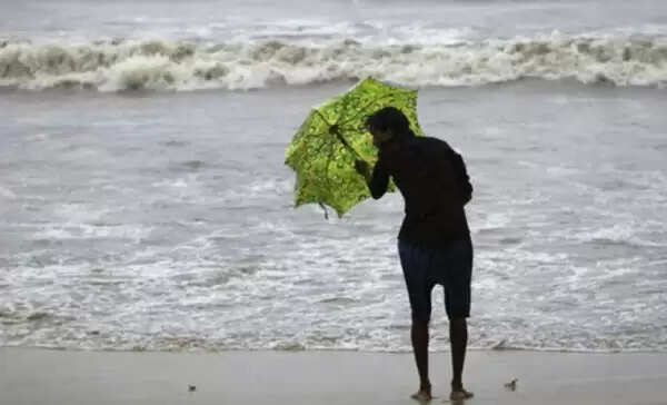 ഫാനി ചുഴലിക്കാറ്റ്; കേരളത്തില് ശക്തമായ മഴയ്ക്കും കാറ്റിനും സാധ്യത; മത്സ്യത്തൊഴിലാളികള് കടലില് പോകരുതെന്ന് മുന്നറിയിപ്പ്