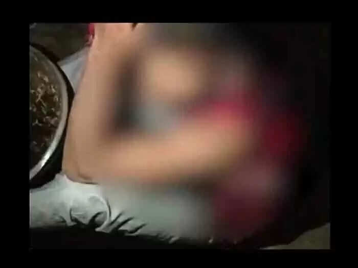 പ്രായപൂര്ത്തിയാകാത്ത പെണ്കുട്ടിയെ പീഡിപ്പിക്കാന് ശ്രമിച്ച യുവാവിനെക്കൊണ്ട് മനുഷ്യവിസര്ജ്യം തീറ്റിച്ച് ബന്ധുക്കള്