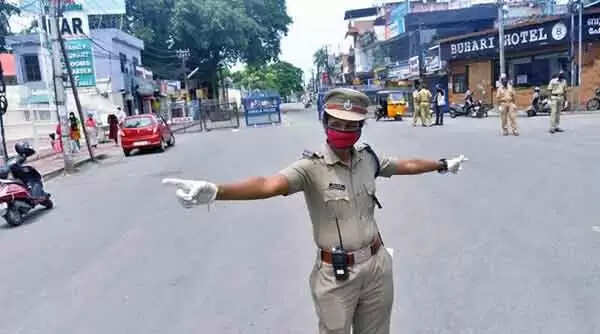 ട്രിപ്പിള് ലോക്ഡൗണ്: പച്ചപിടിച്ച് വന്ന കച്ചവടം വെള്ളത്തിലായി, പൊലീസിന് തലവേദന കൂടി