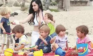 കുട്ടികളെ പോറ്റാനായി നദിയ സുലൈമാന് തുണിയുരിഞ്ഞു