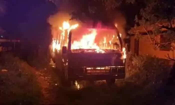 മിനി ബസും ഡ്രൈവറും കത്തിക്കരിഞ്ഞ നിലയില്