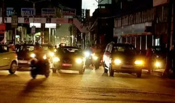ലോക് ഡൗണ് ലംഘനം; കൊച്ചി നഗരത്തില് പൊലീസ് നടത്തിയ മിന്നല് പരിശോധനയില് കുടുങ്ങിയത് നിരവധി പേര്