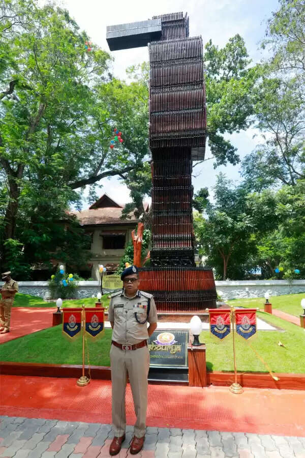 തോക്കുകള് കൊണ്ട് നിര്മിച്ച ഇന്ത്യയിലെ ആദ്യത്തെ ത്രിമാനരൂപം 'ശൗര്യ' സംസ്ഥാന പൊലീസ് മേധാവി അനാച്ഛാദനം ചെയ്തു