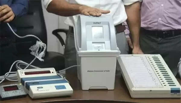 വി വി പാറ്റ് എണ്ണല്: ഒടുവില് വിജയം പ്രതിപക്ഷത്തിന്; എല്ലാ നിയമസഭാ മണ്ഡലങ്ങളിലേയും അഞ്ച് വോട്ടിംഗ് യന്ത്രങ്ങളിലെ വിവിപാറ്റ് രസീതുകള് എണ്ണണമെന്ന് സുപ്രീംകോടതി