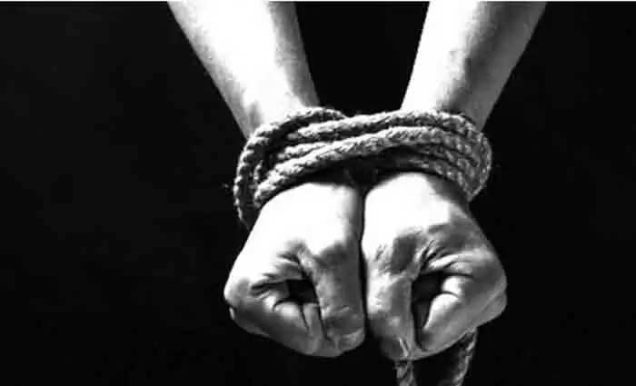 Kidnap Case | 'ലിവിങ് ടുഗെദര് ബന്ധത്തിലെ മുന് പങ്കാളിയെ തട്ടിക്കൊണ്ടുപോയി അതിക്രൂരമായി മര്ദിച്ച് റോഡില് തള്ളി': യുവതി അടക്കം എട്ടംഗ സംഘം പിടിയില്