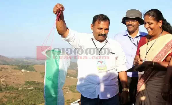 വാഗമണ്ണില് രാജ്യാന്തര പാരാഗ്ലൈഡിങ് കാര്ണിവല് തുടങ്ങി