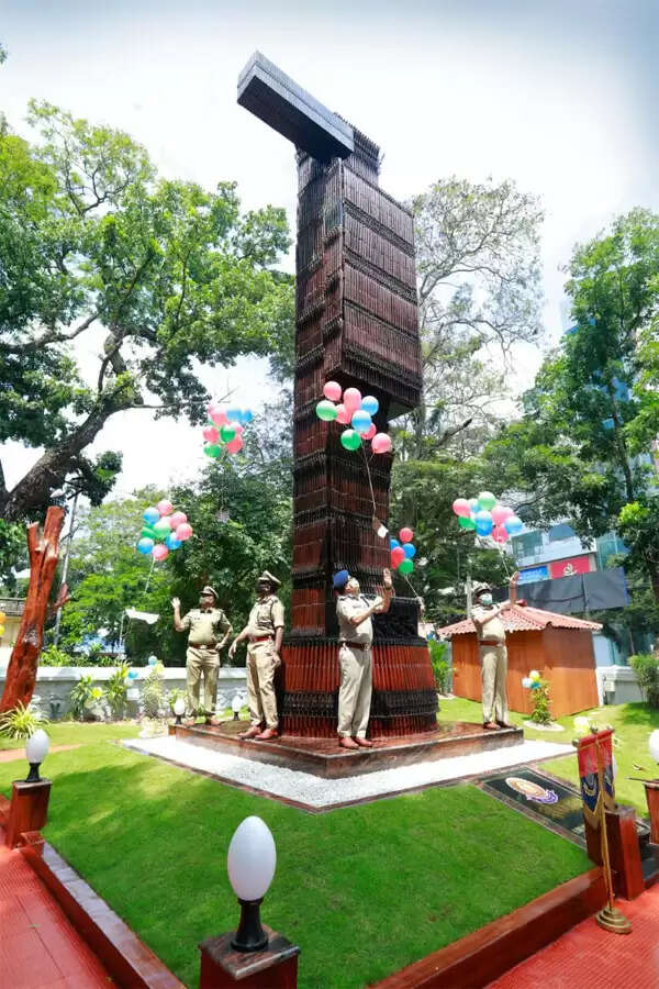 തോക്കുകള് കൊണ്ട് നിര്മിച്ച ഇന്ത്യയിലെ ആദ്യത്തെ ത്രിമാനരൂപം 'ശൗര്യ' സംസ്ഥാന പൊലീസ് മേധാവി അനാച്ഛാദനം ചെയ്തു