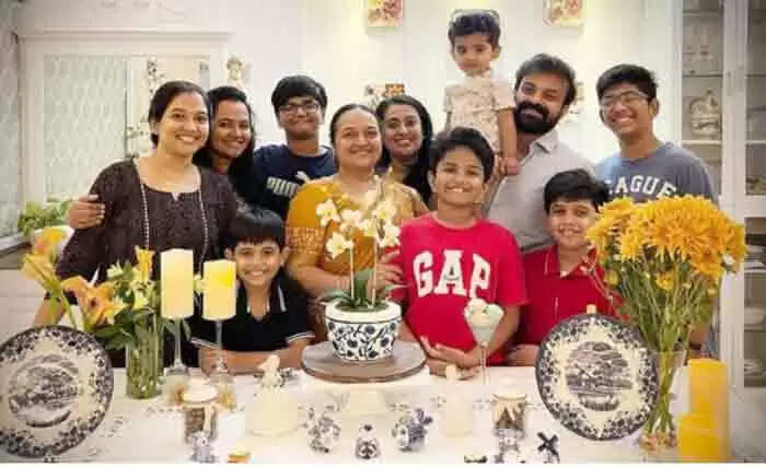 സ്നേഹമുള്ള മകന്റ അമ്മ, 6 റൗഡി കുട്ടികളുടെ അമ്മൂമ്മ; അമ്മയുടെ പിറന്നാള്ദിനം ആഘോഷിച്ച് ചാക്കോച്ചനും കുടുംബവും; ഒപ്പം മനോഹരമായൊരു കുറിപ്പും