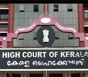 പഠിപ്പിക്കേണ്ട അധ്യാപകര് കോളജിലുണ്ടാകണം; പണം സമ്പാദിച്ചെത്തുമ്പോള് ആനുകൂല്യങ്ങള് വേണ്ടെന്ന് ഹൈക്കോടതി
