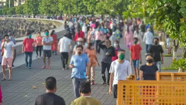 ഞങ്ങള്ക്കെന്ത് കൊറോണ; ആരോഗ്യമാണ് വലുത് ജീവനല്ല; പതിവ് നടത്തവും ജോഗിങ്ങുമൊക്കെ പുനരാരംഭിച്ച് മുംബൈ