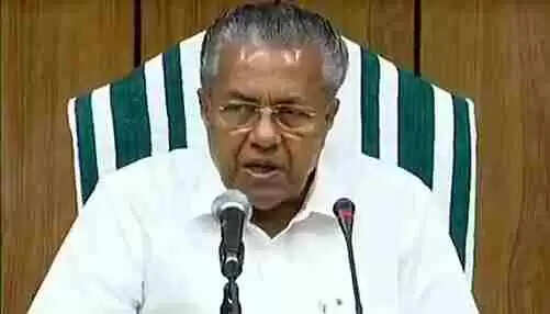 ചെങ്കൊടിയുമായെത്തിയ ബൈകുകള് മുഖ്യമന്ത്രിയുടെ സുരക്ഷാ വാഹന വ്യൂഹത്തിനിടയിലേക്ക് ഓടിച്ചുകയറ്റി; അഭിവാദ്യം അര്പിക്കാന് എത്തിയവരാണെന്ന് കരുതി തടയാതിരുന്ന പൊലീസുകാര് അമ്പരന്നു, സുരക്ഷാവീഴ്ചയെന്ന് പരാതിയും