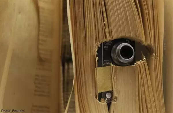 ചില്ലിളക്കിമാറ്റി കുളിമുറിയില് ഒളിക്യാമറ വെച്ച് കുളി സീന് പകര്ത്താന് ശ്രമം; കെഎസ്എഫ്ഇ ജീവനക്കാരി പരാതി നല്കി