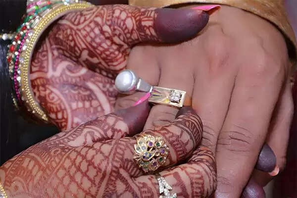 വിവാഹ വിരുന്നിനിടെ ലഭിച്ച സമ്മാനം തുറന്നുനോക്കുന്നതിനിടെ പൊട്ടിത്തെറിച്ചു; നവവരനും മുത്തശ്ശിയും ദാരുണമായി കൊല്ലപ്പെട്ടു; നവവധുവിന് ഗുരുതരം