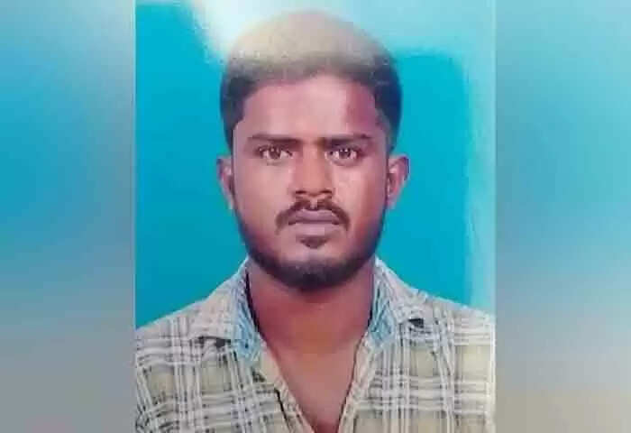 Youth Killed | ഹോണ് അടിച്ചത് ഇഷ്ടപ്പെട്ടില്ല; 'അര്ധരാത്രി നടുറോഡില് കേക് മുറിച്ച് ജന്മദിനം ആഘോഷിച്ചവര് ഓടോ റിക്ഷാ ഡ്രൈവറെ കുത്തിക്കൊന്നു'; പ്രായപൂര്ത്തിയാകാത്ത 2 പേര് ഉള്പെടെ 8 പേര് അറസ്റ്റില്
