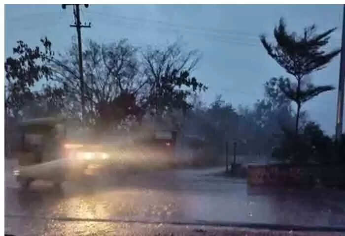 Rain Alerts | സംസ്ഥാനത്ത് മഴ മുന്നറിയിപ്പില് മാറ്റം; തെക്കന് കേരളത്തിലും മധ്യകേരളത്തിലും മഴ കനക്കും; 4 ജില്ലകളില് ഓറന്ജ് ജാഗ്രത
