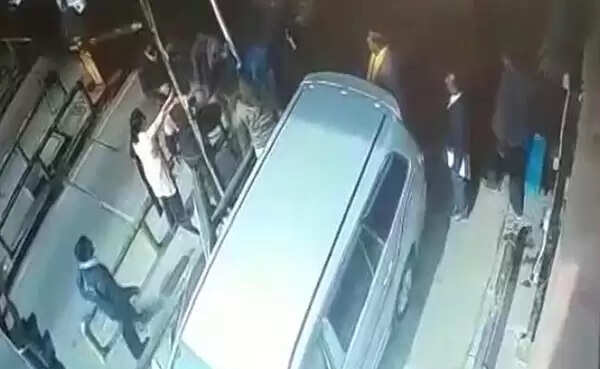 മകന് ടോള് ബൂത്ത് ജീവനക്കാരനെ മര്ദ്ദിക്കുന്നത് നോക്കികൊണ്ടിരിക്കുന്ന ബിജെപി എം. എല്. എയുടെ ദൃശ്യങ്ങള് പുറത്ത്