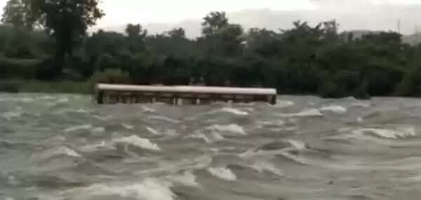 തെലങ്കാനയില് കനത്ത മഴയെത്തുടര്ന്ന് മിന്നല്പ്രളയം; നവവധു ഉള്പെടെ 7 മരണം: നിരവധി ആളുകളും വാഹനങ്ങളും ഒഴുകിപ്പോയി, വിഡിയോ