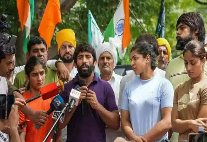 Custody | രാജ്യതലസ്ഥാനത്ത് ബാരികേഡ് മറികടന്ന് ദേശീയപതാകയേന്തി ഗുസ്തി താരങ്ങളുടെ മാര്ച്; പ്രതിഷേധക്കാരെ തടയാന് പൊലീസിന്റെ ബലപ്രയോഗം; സാക്ഷി മാലിക്, വിനയ് ഫോഗട്ട് ഉള്പെടെയുള്ളവര് കസ്റ്റഡിയില്; റോഡിലൂടെ വലിച്ചിഴക്കുന്ന ദൃശ്യങ്ങള് പുറത്ത്