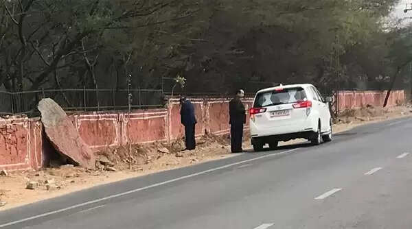 ശങ്ക വന്നപ്പോള് മറ്റൊന്നും നോക്കിയില്ല, പബ്ലിക് റോഡാണെന്നൊന്നും നോക്കാതെ ചുമരും ചാരി ആസ്വദിച്ച് അതങ്ങ് ചെയ്തു; ആരോഗ്യ മന്ത്രി വിവാദത്തില്