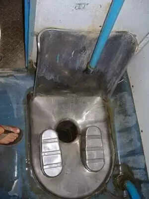 യുവതി ട്രെയിന് ടോയ്ലറ്റില് പ്രസവിച്ചു; ട്രാക്കില് വീണ കുഞ്ഞ് അത്ഭുതകരമായി രക്ഷപ്പെട്ടു