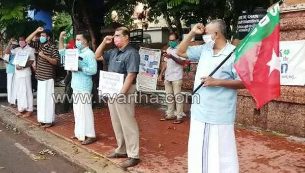 കോഴിയിറച്ചിക്ക് അമിത വില ഈടാക്കുന്നതിനെതിരെ എസ് ഡി പി ഐ കണ്ണൂര് കലക്ടറേറ്റിന് മുന്പില് പ്രതിഷേധ സമരം നടത്തി