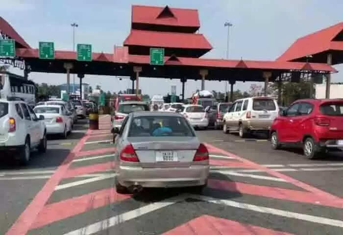 Toll | കാര് ഒരാഴ്ചയായി നിര്ത്തിയിട്ടത് കൊച്ചി കടവന്ത്രയില്; പാലിയേക്കരയിലൂടെ കടന്നുപോയതായി കാണിച്ച് ടോള്! പരാതി നല്കി യുവാവ്