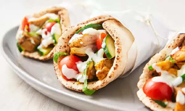 പയ്യന്നൂരില് ഷവര്മ്മ പടിക്ക് പുറത്ത്: കുടുംബത്തിന് ഭക്ഷ്യവിഷബാധയേറ്റതിനെ തുടര്ന്ന് ഷവര്മ്മ നിര്മിക്കുന്നതും വില്ക്കുന്നതും ആരോഗ്യവകുപ്പ് വിലക്കി