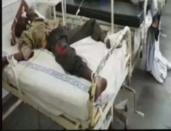 രോഗികളെ കട്ടിലില് കെട്ടിയിട്ടു; നഴ്സുമാര്ക്ക് എല്ലാ സമയവും രോഗികള്ക്ക് കൂട്ടിരിക്കാന് സാധിക്കില്ലെന്ന് ഡോക്ടര്മാര്