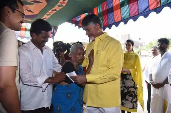 ആന്ധ്രാ പ്രദേശില് വ്യാപകമായി വോട്ടിംഗ് മെഷീനുകളില് തകരാര്; വീണ്ടും വോട്ടെടുപ്പ് നടത്തണമെന്ന് ചന്ദ്രബാബു നായിഡു