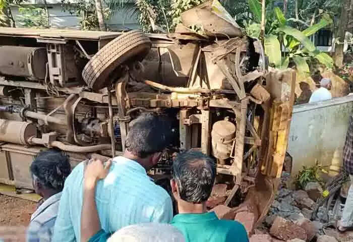 Student died | സ്കൂള് ബസ് ബൈകിന് മുകളില് മറിഞ്ഞ് വിദ്യാര്ഥിനി മരിച്ചു; നിരവധി പേര്ക്ക് പരുക്കേറ്റു