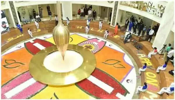 നല്കിയ വാക്കുപാലിച്ച് മോഹന്ലാല്; അബൂദബി ബുര്ജീല് ആശുപത്രിയിലെത്തി മലയാളി നഴ്സുമാരെ കണ്ടു; ഭീമന് പൂക്കളമൊരുക്കി സ്വീകരണം, സന്ദര്ശനത്തിന്റെ വിഡിയോ പങ്കുവച്ച് ലാലേട്ടന്