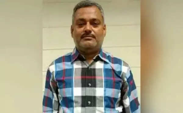 മകന് കഠിനമായ ശിക്ഷ തന്നെ നല്കണം, കൊന്നുകളഞ്ഞേക്കൂ; പൊലീസുകാരോട് വികാസ് ദുബെയുടെ മാതാവ്