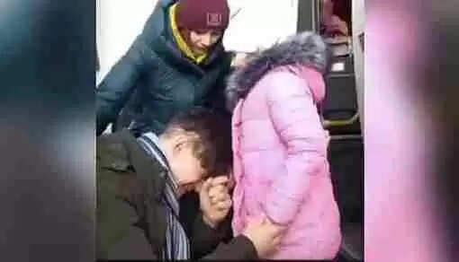 തൊപ്പി നേരെയാക്കി, ഉമ്മ നല്കി, കൈകള് ചേര്ത്തുപിടിച്ച്, നെഞ്ചോട് ചേര്ത്ത് വിങ്ങിപ്പൊട്ടി ആ പിതാവ്; യുക്രൈനില് യുദ്ധ ഭൂമിയിലേക്ക് പോകുന്നതിന് മുന്പ് അച്ഛനെ കണ്ണീരോടെ യാത്രയാക്കി മകള്; ഹൃദയം നുറുങ്ങുന്ന വേദനയോടെ സോഷ്യല് മീഡിയ, വീഡിയോ