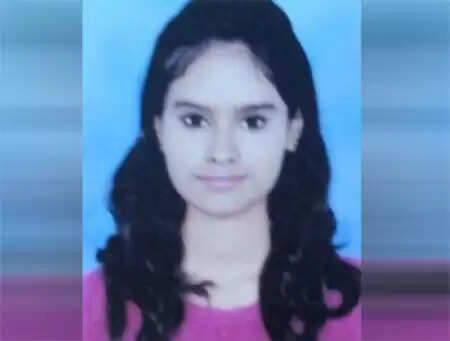 സുഹൃത്തുക്കളുടെ പരിഹാസം അതിരുകടന്നു, വാട് സ് ആപ്പ് ഗ്രൂപ്പില് നിന്നും പുറത്താക്കി; മനംനൊന്ത എഞ്ചിനീയറിംഗ് വിദ്യാര്ത്ഥിനി ആത്മഹത്യ ചെയ്തു
