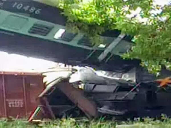ഉത്തര്പ്രദേശില് ട്രെയിന് അപകടം: 20 മരണം