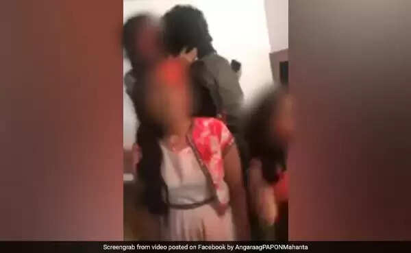 റിയാലിറ്റി ഷോയ്ക്കിടെ മത്സരാര്ത്ഥിയെ കടന്നുപിടിച്ച് ചുംബിച്ച് വിധി കര്ത്താവായ പ്രശസ്ത ഗായകന് കുടുങ്ങി; പോക്സോ നിയമപ്രകാരം കേസ്