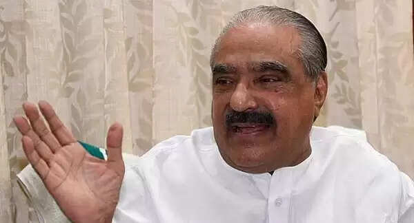 കെ എം മാണിയുടെ വിയോഗം; ശോകമൂകമായി പാലായിലെ കരിങ്ങോഴയ്ക്കല് തറവാട്