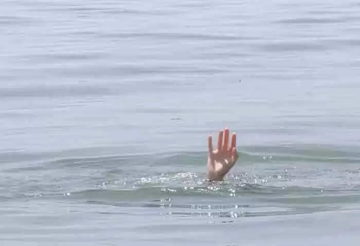 Drowned | മൂലമറ്റം ത്രിവേണി സംഗമത്തില് 2 പേര് ഒഴുക്കില്പെട്ട് മരിച്ചു; അപകടം വെള്ളത്തില് വീണ കുട്ടികളെ രക്ഷിക്കാനുള്ള ശ്രമത്തിനിടെ