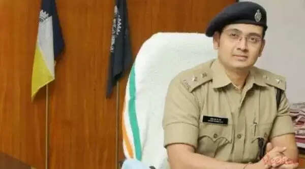 നിങ്ങള് വീട്ടിലിരുന്നാല് മതി; നമ്മള് എല്ലാം എത്തിക്കും; അതിഥി തൊഴിലാളികളെ ബോധവല്ക്കരിച്ച് യതീഷ് ചന്ദ്ര