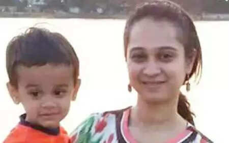 നിര്ത്തിയിട്ടിരുന്ന കാറിന് തീപിടിച്ച് അമ്മയും നാലുവയസുകാരനായ മകനും വെന്തുമരിച്ചു