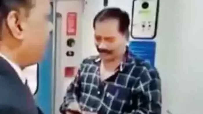 Selfie | സെല്ഫിയെടുക്കാന് വന്ദേ ഭാരത് എക്സ്പ്രസ് ട്രെയിനില് കയറിയ യുവാവിന് കിട്ടിയത് എട്ടിന്റെ പണി; വീഡിയോ വൈറല്