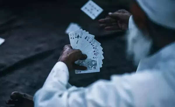 നേരംപോക്ക് വിനയായി; ബോറടി മാറ്റാന് ചീട്ടുകളിച്ച 24 പേര്ക്ക് ഒറ്റയടിക്ക് കൊറോണ പകര്ന്നു
